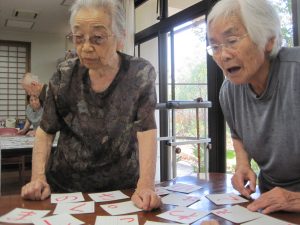 女性二人がカードをさがす