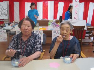 アイスクリームを食べる様子