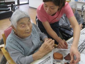 材料を選ぶ利用者