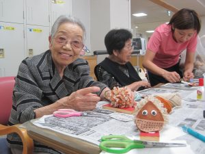 頑張ってるわよ～と、笑顔の利用者