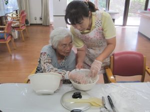 里芋を潰す利用者