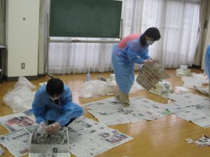 新聞の上をあるく