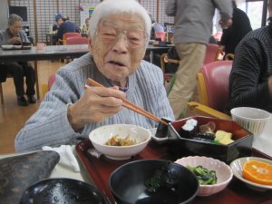 寿司たべる利用者