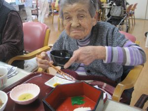 汁飲む利用者