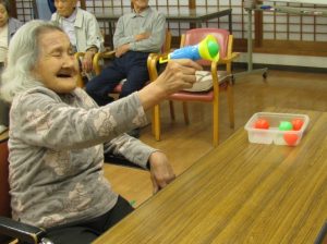 片目を・・