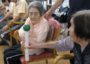 隣りへ