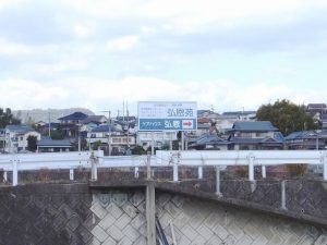 池沿いの道に案内看板があります