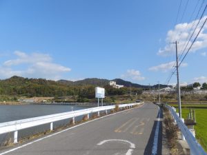 池を左に見ながら上っていきます