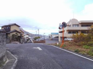 右手に施設が見えてきます