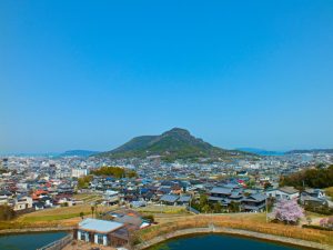 香色苑から望む屋島