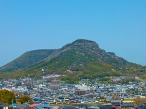 香色苑から望む屋島