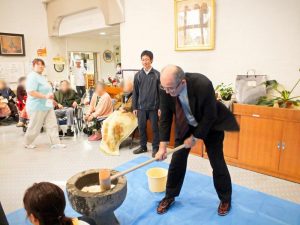 鎌田苑長による力強い餅つき