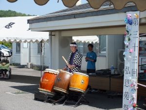 岡坂様の勇壮な和太鼓