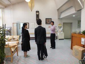 説明する担当者