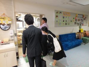 施設内見学中