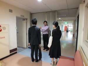 施設内を見学中