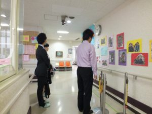 施設内を見学中