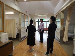 施設内を見学中