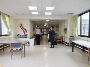 施設内を見学中