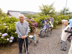 あじさいの前で記念撮影