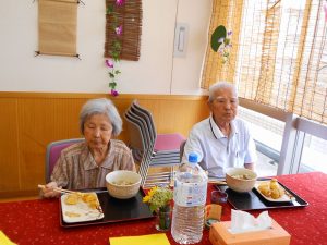 うどんを召し上がる利用者さん