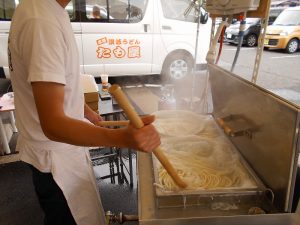 専用釜でうどんを茹でる