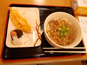 お店と同じうどん、天ぷら、おにぎり