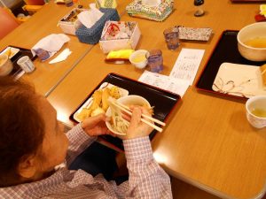 うどんを召し上がる利用者さん