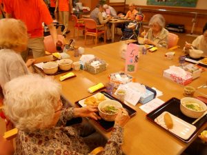 うどんを召し上がる利用者さん